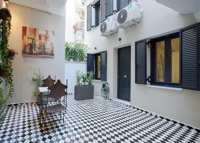 Athenian Central Studio With Garden!