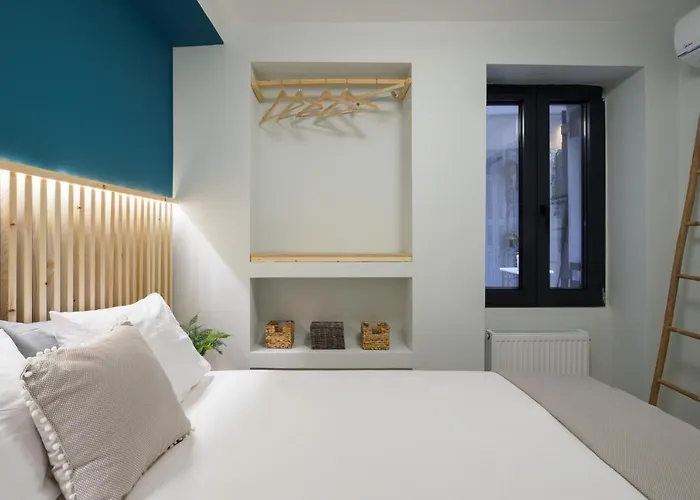 Athenian Central Studio With Garden!
