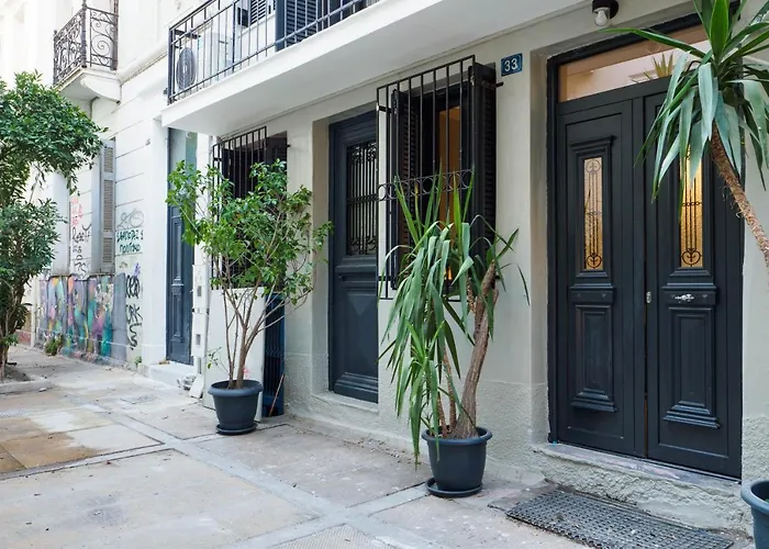 Athenian Central Studio With Garden!