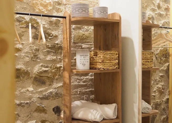 Athenian Central Studio With Garden!
